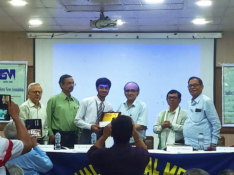 Nilohit Roy (XI-A) receiving Mrinal K. Dewanjee Award